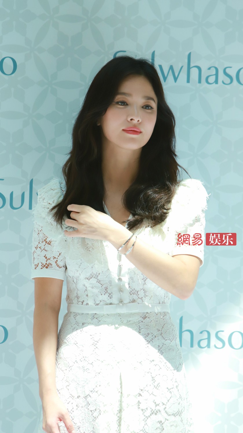 Song Hye Kyo nói gì trong 15 phút xuất hiện lần đầu tiên sau vụ ly hôn 1500 tỷ? hình ảnh 7 song hye kyo noi gi trong 15 phut xuat hien lan dau tien sau vu ly hon 1500 ty? hinh anh 7