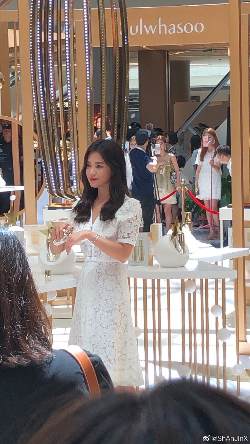 Song Hye Kyo nói gì trong 15 phút xuất hiện lần đầu tiên sau vụ ly hôn 1500 tỷ? hình ảnh 4 song hye kyo noi gi trong 15 phut xuat hien lan dau tien sau vu ly hon 1500 ty? hinh anh 4