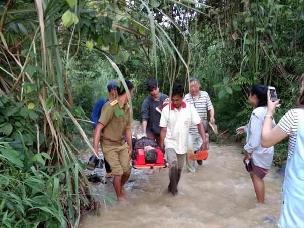 Chuyển các nạn nhân bị thương trong vụ tai nạn ra khỏi hiện trường. (Ảnh: Xinhua)