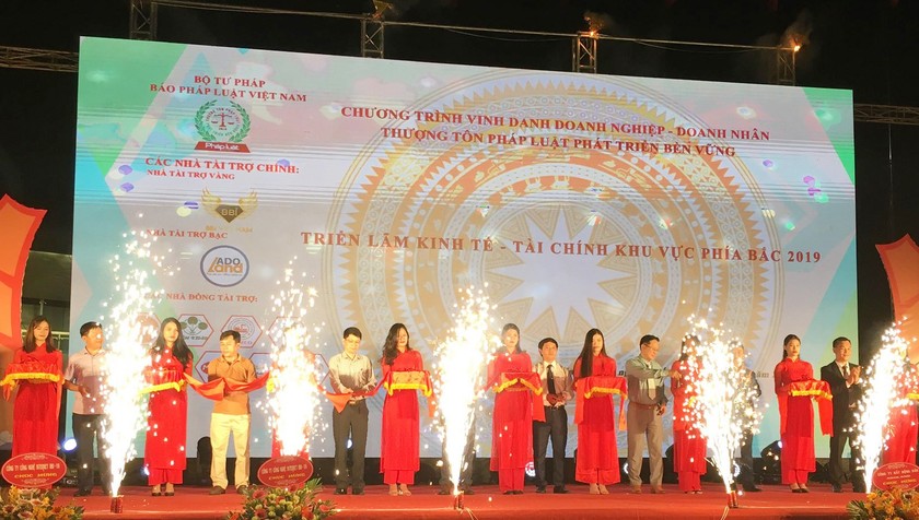 Các khách mời cắt băng khai mạc Triển lãm Kinh tế - Tài chính khu vực phía Bắc năm 2019. 