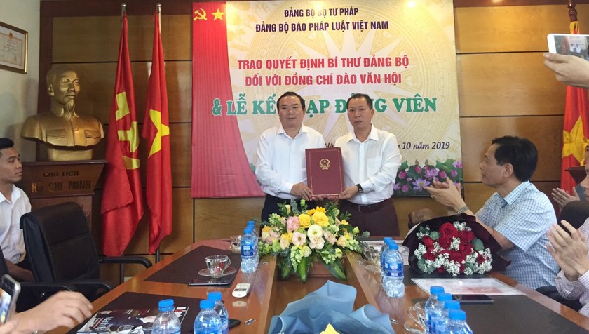 Đồng chí Nguyễn Kim Tinh, Phó Bí thư thường trực Đảng ủy Bộ Tư pháp trao Quyết định Chuẩn y kết quả bầu bổ sung ủy viên Ban Chấp hành Đảng bộ, Bí thư Đảng ủy Báo Pháp luật Việt Nam cho Tổng biên tập Báo Pháp luật Việt Nam Đào Văn Hội.