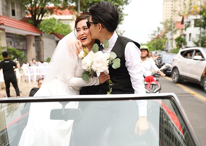 Sức hút đám cưới Đông Nhi - Ông Cao Thắng nhận "bão like khủng" vì tình yêu chân thành hình ảnh 2 suc hut dam cuoi dong nhi - ong cao thang nhan "bao like khung" vi tinh yeu chan thanh hinh anh 2