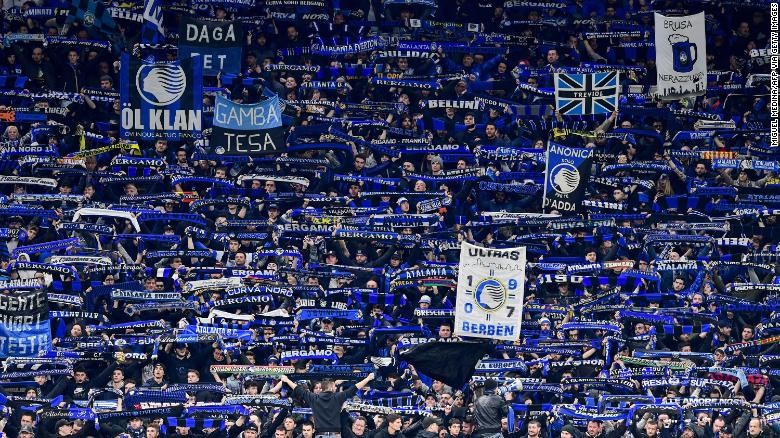 Cổ động viện Atalanta trong trận đấu với Valencia ngày 19/2 tại Milan. Ảnh: CNN Chú thích ảnh