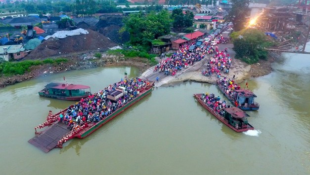 Bến Phà Mây đông người vào cuối giờ chiều 6/4. Ảnh: Toàn Vũ/Dân trí.