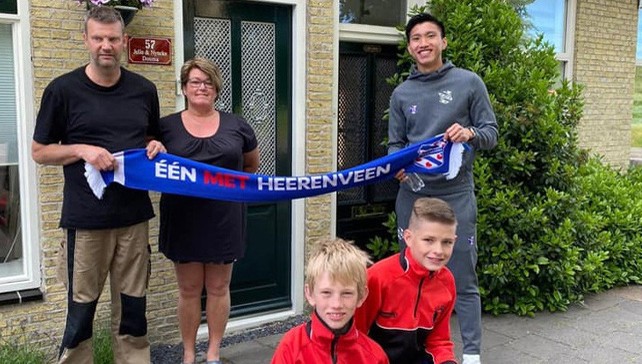 Văn Hậu bất ngờ xuất hiện trước cửa nhà khiến fan Heerenveen cảm kích