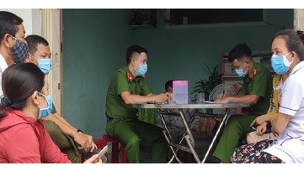 Công an làm việc với gia đình em K.P.L và em K.T.T.V. Ảnh: Công an tỉnh Quảng Ngãi