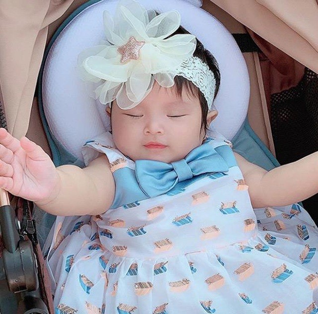 Con sao Việt vừa sinh ra đã dát đầy hàng hiệu đắt đỏ đáng ghen tị - 11 Con sao Việt vừa sinh ra đã dát đầy hàng hiệu đắt đỏ đáng ghen tị - 11