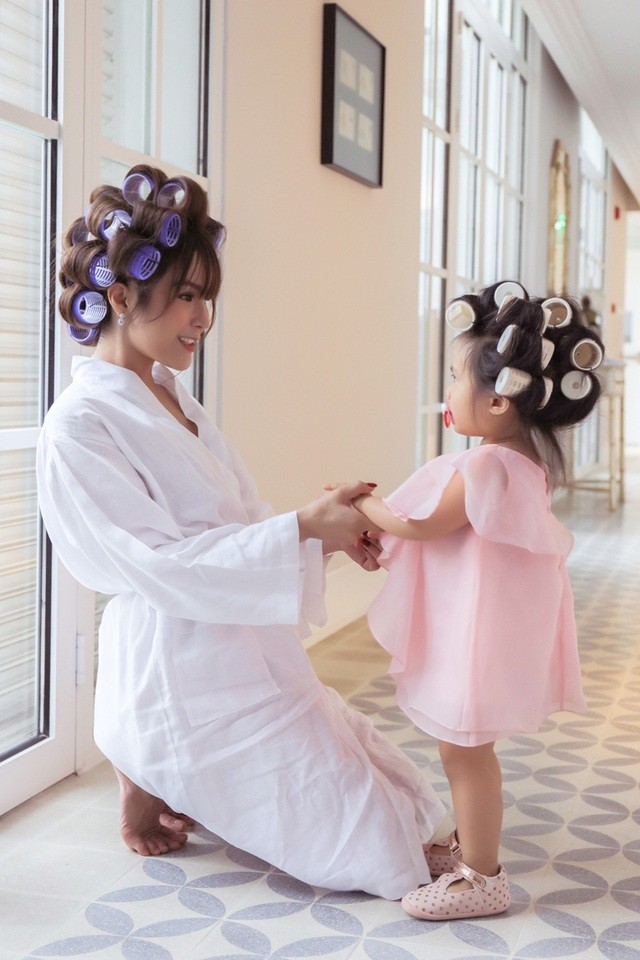 Con sao Việt vừa sinh ra đã dát đầy hàng hiệu đắt đỏ đáng ghen tị - 12 Con sao Việt vừa sinh ra đã dát đầy hàng hiệu đắt đỏ đáng ghen tị - 12