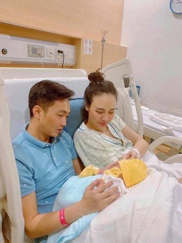 Con sao Việt vừa sinh ra đã dát đầy hàng hiệu đắt đỏ đáng ghen tị - 1 Con sao Việt vừa sinh ra đã dát đầy hàng hiệu đắt đỏ đáng ghen tị - 1