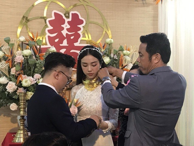 Mỹ nhân Việt đeo vàng trĩu cổ trong lễ Vu quy - 1 Mỹ nhân Việt đeo vàng trĩu cổ trong lễ Vu quy - 1