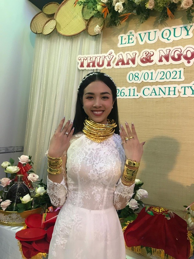 Mỹ nhân Việt đeo vàng trĩu cổ trong lễ Vu quy - 2 Mỹ nhân Việt đeo vàng trĩu cổ trong lễ Vu quy - 2