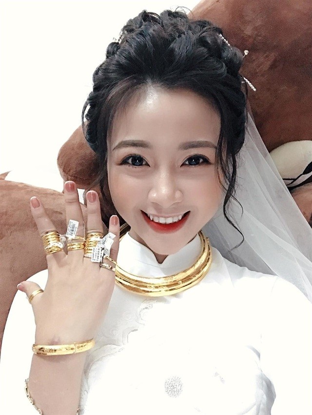 Mỹ nhân Việt đeo vàng trĩu cổ trong lễ Vu quy - 6 Mỹ nhân Việt đeo vàng trĩu cổ trong lễ Vu quy - 6