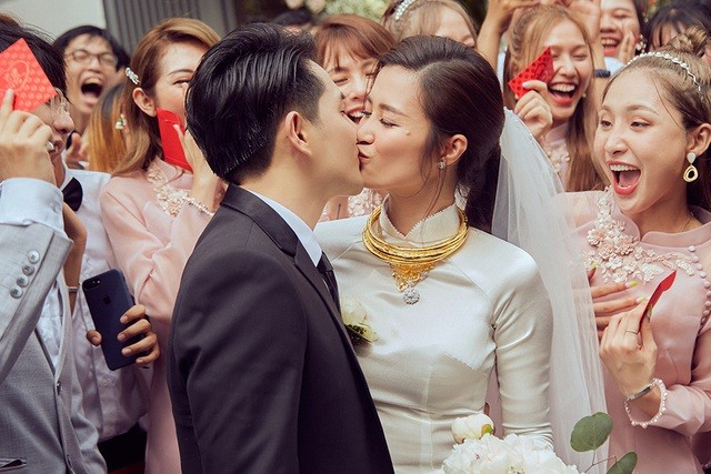Mỹ nhân Việt đeo vàng trĩu cổ trong lễ Vu quy - 8 Mỹ nhân Việt đeo vàng trĩu cổ trong lễ Vu quy - 8