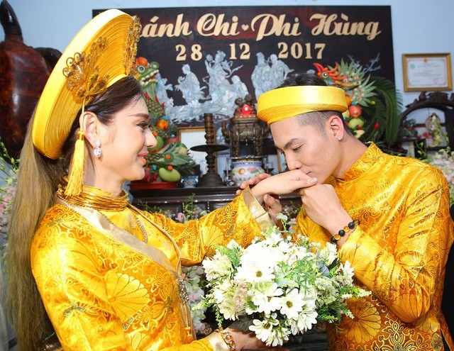 Mỹ nhân Việt đeo vàng trĩu cổ trong lễ Vu quy - 13 Mỹ nhân Việt đeo vàng trĩu cổ trong lễ Vu quy - 13