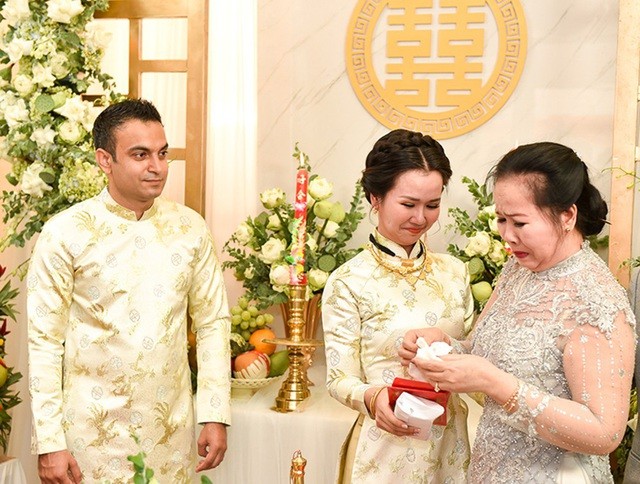 Mỹ nhân Việt đeo vàng trĩu cổ trong lễ Vu quy - 12 Mỹ nhân Việt đeo vàng trĩu cổ trong lễ Vu quy - 12