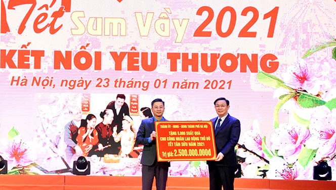 Bí thư Thành ủy Vương Đình Huệ thay mặt lãnh đạo Hà Nội tặng quà tại Tết sum vầy. Ảnh: Cổng thông tin điện tử TP Hà Nội.