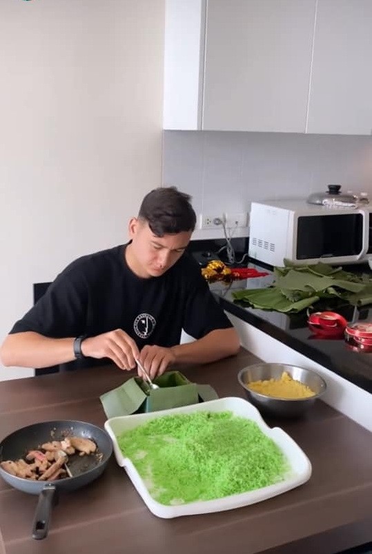 Văn Lâm tập gói bánh chưng đón Tết Việt Nam Chú thích ảnh