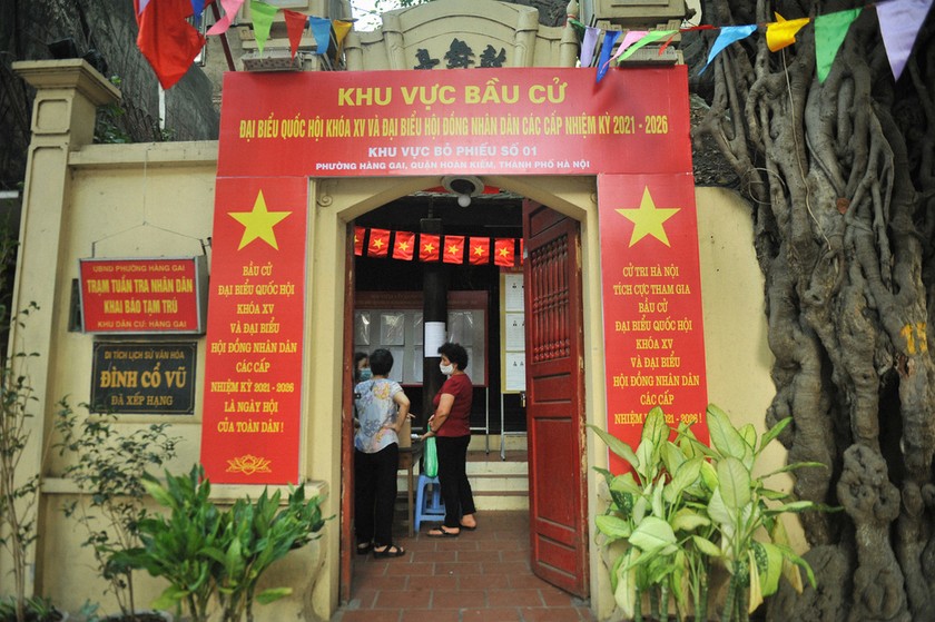 Nhiều di tích lịch sử Hà Nội được trang trí cờ hoa, chọn làm điểm bỏ phiếu - Ảnh 5. Nhiều di tích lịch sử Hà Nội được trang trí cờ hoa, chọn làm điểm bỏ phiếu - Ảnh 5.