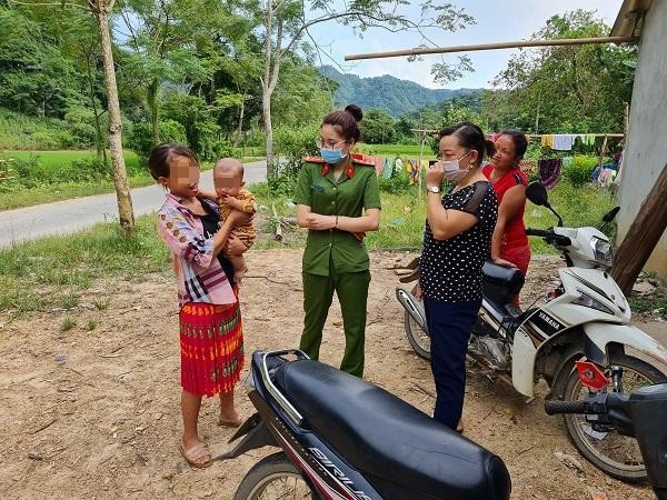 Cán bộ công an và hội phụ nữ địa phương thăm hỏi, động viên mẹ con H.