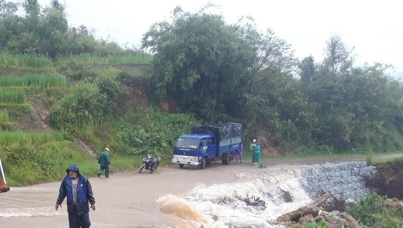 Ngập, sạt lở , do ảnh hưởng hoàn lưu bão số 5 trên Tỉnh lộ 673, đoạn qua huyện Tu Mơ Rông, Kon Tum. Ảnh: Báo Kon Tum