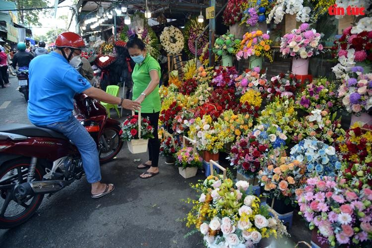 Chợ hoa lớn nhất TP HCM nhộn nhịp trước ngày 20/10 ảnh 9 Chợ hoa lớn nhất TP HCM nhộn nhịp trước ngày 20/10 ảnh 9