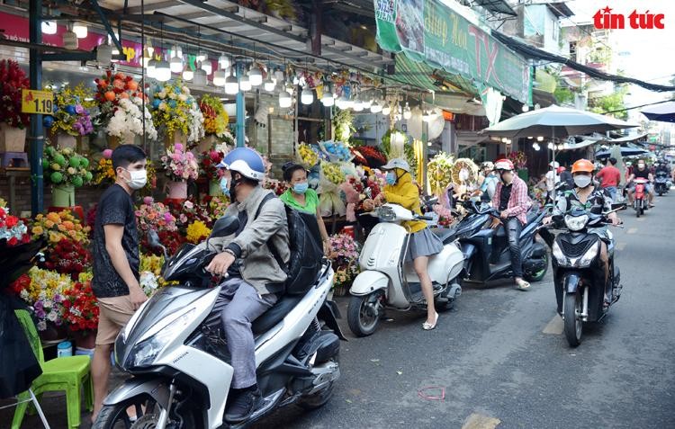 Chợ hoa lớn nhất TP HCM nhộn nhịp trước ngày 20/10 ảnh 8 Chợ hoa lớn nhất TP HCM nhộn nhịp trước ngày 20/10 ảnh 8
