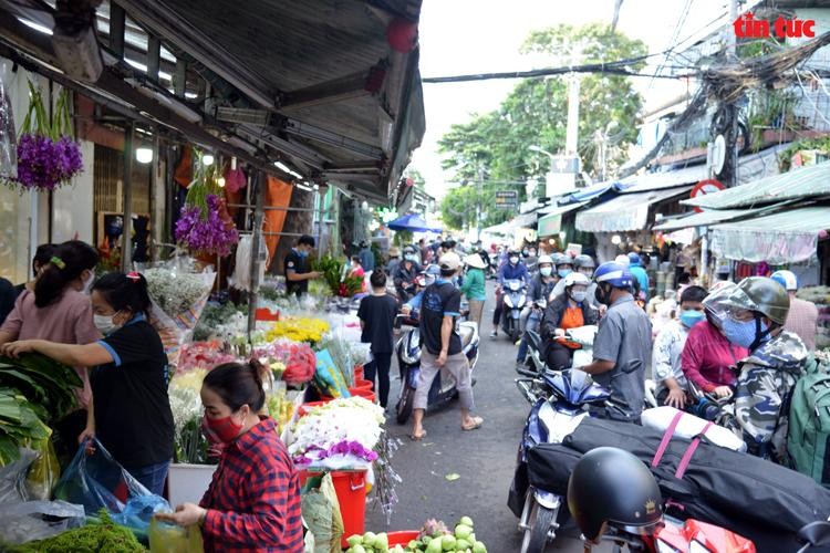Chợ hoa lớn nhất TP HCM nhộn nhịp trước ngày 20/10 ảnh 10 Chợ hoa lớn nhất TP HCM nhộn nhịp trước ngày 20/10 ảnh 10