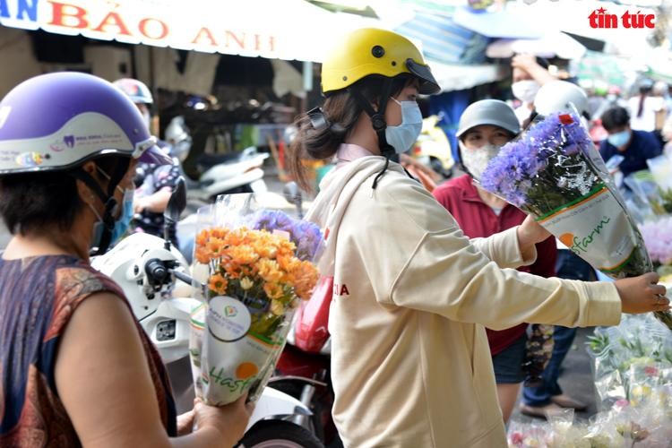 Chợ hoa lớn nhất TP HCM nhộn nhịp trước ngày 20/10 ảnh 12 Chợ hoa lớn nhất TP HCM nhộn nhịp trước ngày 20/10 ảnh 12