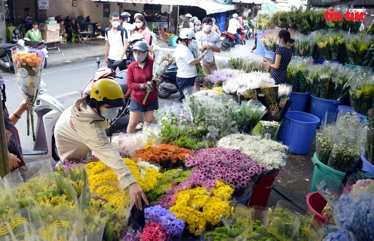 Chợ hoa lớn nhất TP HCM nhộn nhịp trước ngày 20/10 ảnh 11 Chợ hoa lớn nhất TP HCM nhộn nhịp trước ngày 20/10 ảnh 11