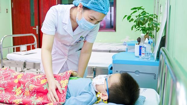 Bệnh nhi phẫu thuật dị tật lỗ tiểu thấp được động viên, chăm sóc tại Khoa Ngoại Tiết niệu – Bệnh viện Nhi Trung ương. Ảnh: Bệnh viện Nhi Trung ương.