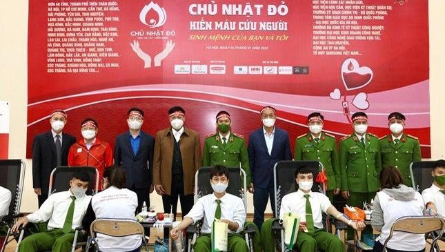 Ban tổ chức Chủ nhật Đỏ 2022 chụp ảnh lưu niệm cùng Ban giám đốc, cán bộ, học viên Học viện Cảnh sát Nhân dân tại ngày hội hiến máu.