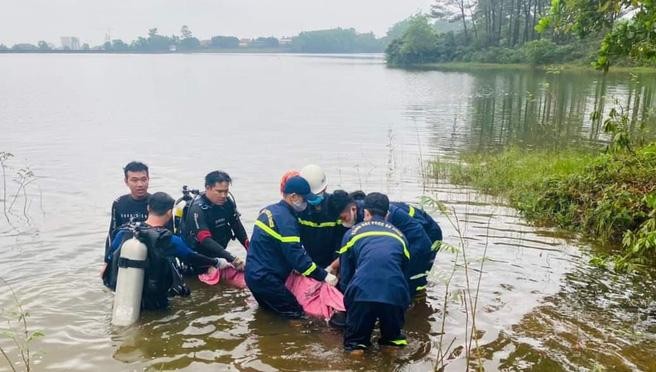 Thi thể nạn nhân được đưa vào bờ.