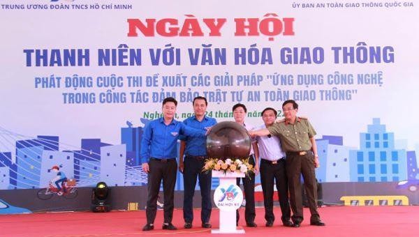 Nghi thức phát động Cuộc thi đề xuất các giải pháp “Ứng dụng công nghệ trong công tác đảm bảo trật tự an toàn giao thông”.