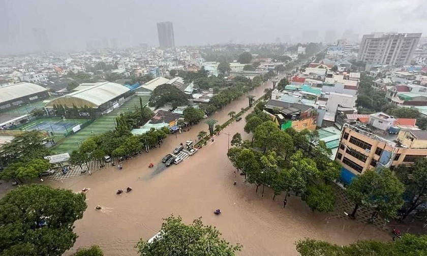 Ngã ba đường Lê Lợi giao với đường Lê Hồng Phong ngập nặng trong nhiều giờ.