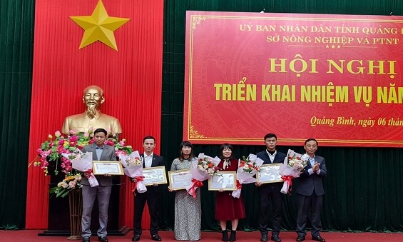 Ông Mai Văn Minh, Giám đốc Sở NN-PTNT trao tặng giấy khen cho các doanh nghiệp, HTX trên địa bàn.