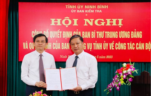 Ông Đoàn Minh Huấn - Bí thư Tỉnh ủy Ninh Bình (bìa trái) trao quyết định cho tân Chủ nhiệm Ủy ban Kiểm tra Tỉnh ủy Ninh Bình Đinh Việt Dũng (Nguồn: Báo Ninh Bình)