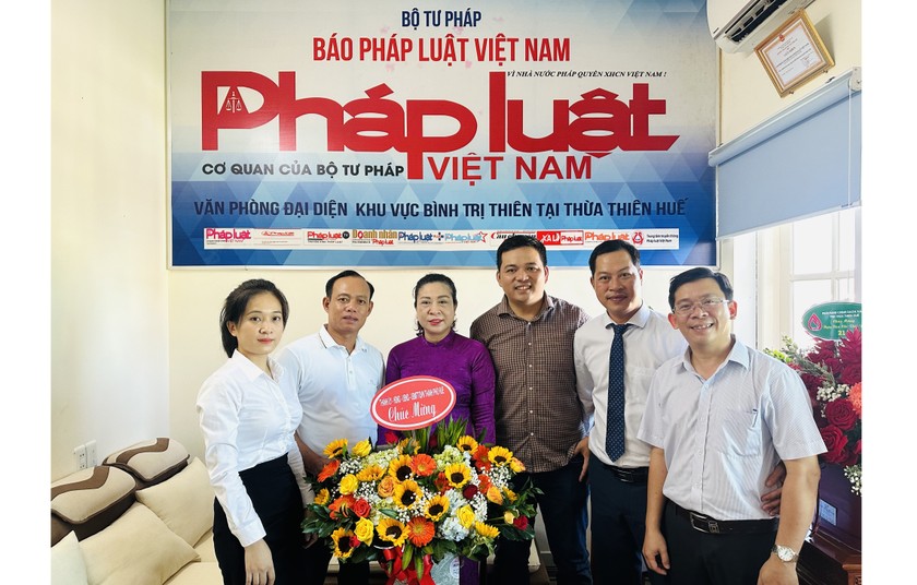 Thành uỷ - HĐND – UBND - UBMTTQVN thành phố Huế chúc mừng VPĐD Báo PLVN khu vực Bình Trị Thiên nhân ngày 21/6. 