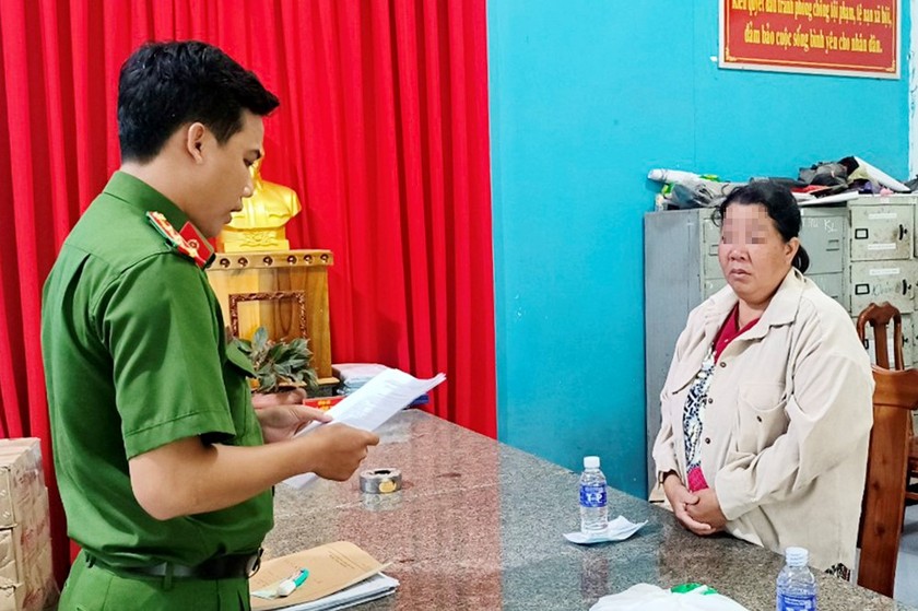 Cơ quan Công an thi hành Lệnh bắt bị can Nguyễn Thị Liên để tạm giam. Ảnh: Công an tỉnh An Giang.