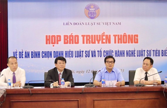 Cảnh Họp báo.