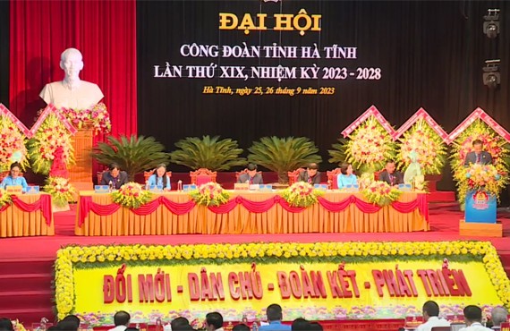 Khai mạc trọng thể Đại hội Công đoàn Hà Tĩnh lần thứ XIX. Ảnh: Hữu Anh