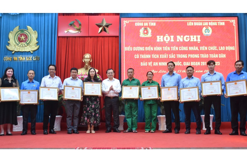 Ông Lê Tấn Cận - Phó Chủ tịch Thường trực UBND tỉnh Bạc Liêu trao Bằng khen UBND tỉnh cho các cá nhân điển hình tiên tiến… trong phong trào Toàn dân bảo vệ an ninh Tổ quốc.