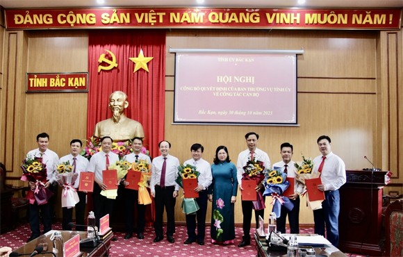 Bà Phương Thị Thanh, Phó Bí thư Tỉnh ủy và ông Nguyễn Đăng Bình,Chủ tịch UBND tỉnh Bắc Kạn tặng hoa chúc mừng 8 cán bộ được luân chuyển công tác (Ảnh: Minh Ngọc)