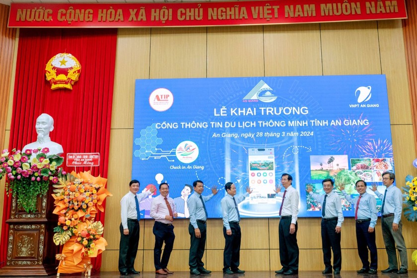 Lãnh đạo tỉnh và các sở, ban, ngành thực hiện nhấn nút khai trương Cổng thông tin du lịch thông minh tỉnh An Giang. (Ảnh: PV)