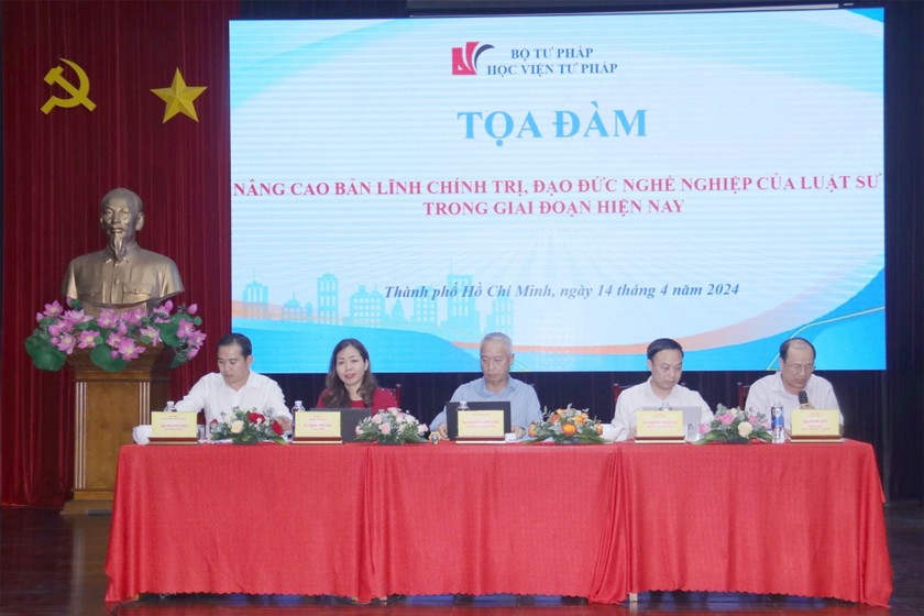 Đại diện các cấp, ngành liên quan và lãnh đạo Học viện Tư pháp chủ trì tọa đàm.