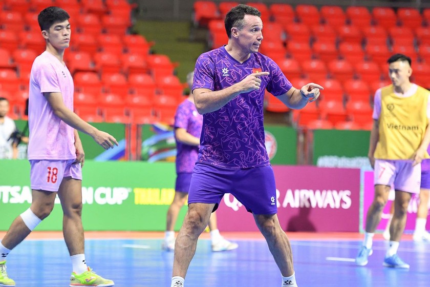 HLV trưởng Diego Giustozzi khẳng định đội tuyển Futsal Việt Nam đặt mục tiêu tiến sâu tại sân chơi cao nhất của châu lục. Ảnh VFF