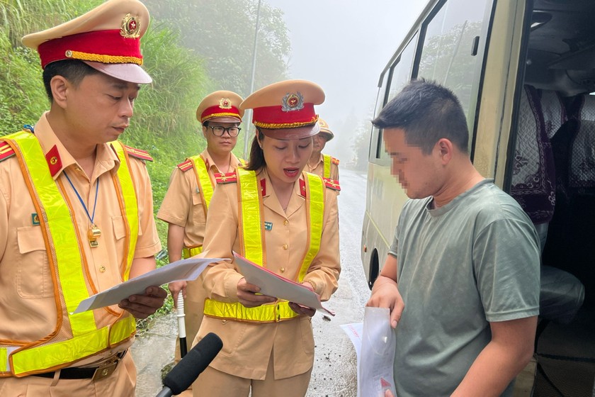 Lực lượng CSGT tuyên truyền những nguy cơ tiềm ẩn mất an toàn giao thông tới tài xế.