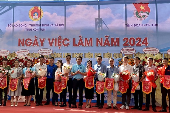 Ban tổ chức tặng hoa và cờ lưu niệm cho các đơn vị, doanh nghiệp tham gia Ngày việc làm năm 2024.