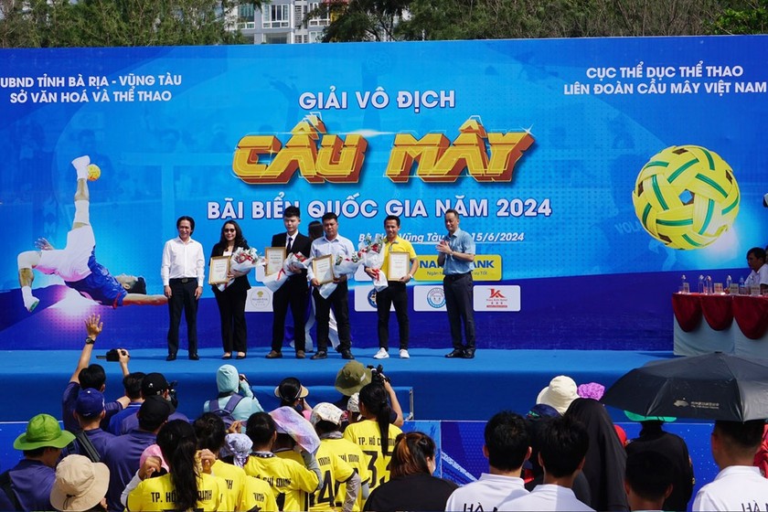 Tưng bừng khai mạc Giải vô địch Cầu mây bãi biển quốc gia năm 2024