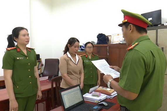 Lực lượng công an tống đạt quyết định khởi tố vụ án, khởi tố bị can và lệnh bắt tạm giam Quách Ngọc Bích.