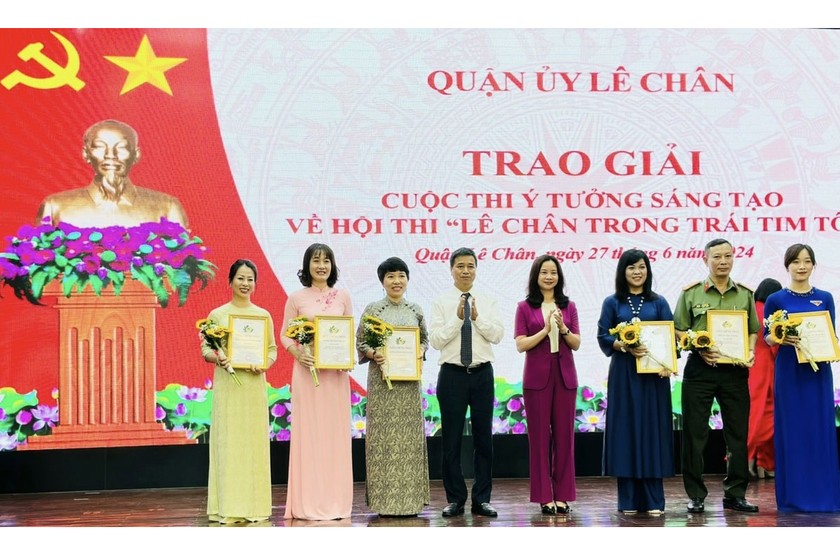 Lãnh đạo quận Lê Chân trao giải cho các tác giả có tác phẩm chất lượng cao tại Cuộc thi ý tưởng sáng tạo về Hội thi “Lê Chân trong trái tim tôi”.